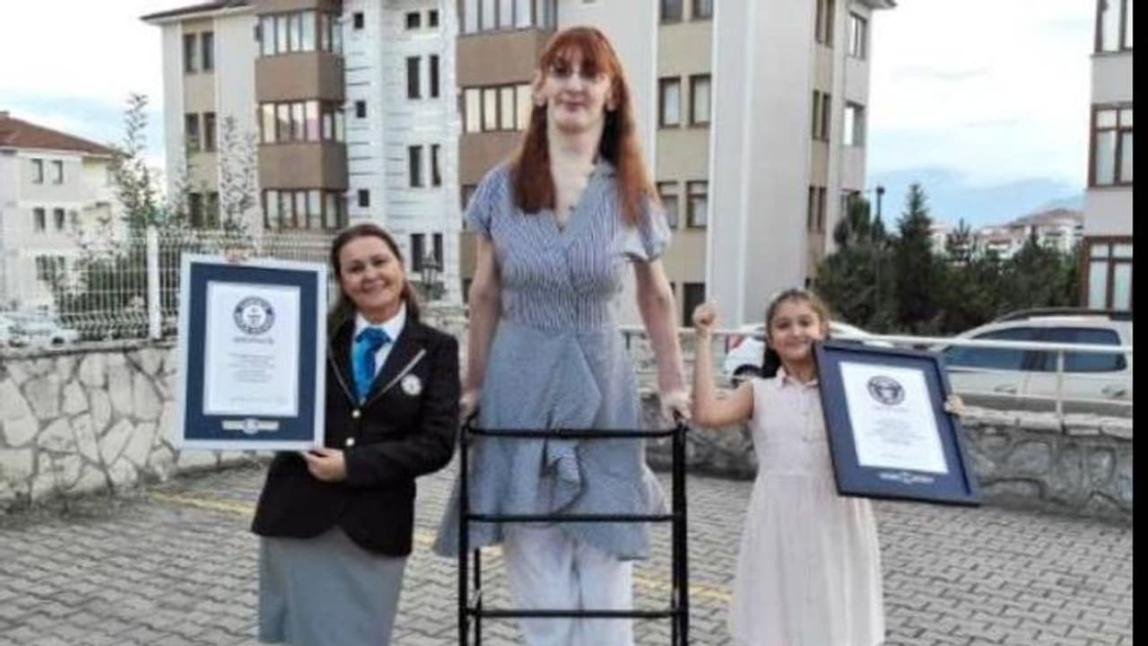 ഏഴടി ഏഴിഞ്ച്, ലോകത്തിലെ ഏറ്റവും വലിയ ഉയരക്കാരി ഈ തുര്‍ക്കി യുവതി