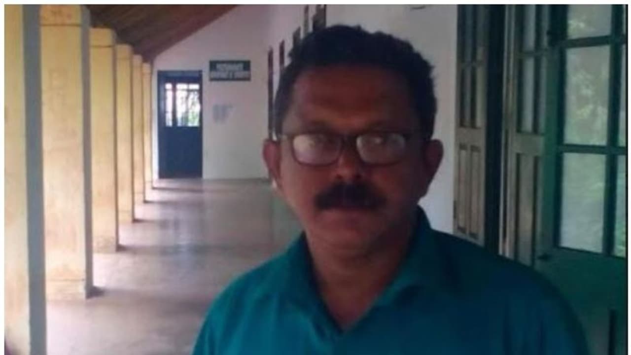 ലാബ് അസിസ്റ്റന്റ് കോളേജില് ആത്മഹത്യ ചെയ്ത നിലയില് ലാബ് അസിസ്റ്റന്റ് കോളേജില് ആത്മഹത്യ ചെയ്ത നിലയില്