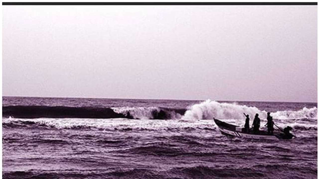 മലപ്പുറത്ത് ഫൈബർ വള്ളം മറിഞ്ഞ് അപകടം, മത്സ്യത്തൊഴിലാളികളെ കാണാതായി, ഒരാളെ രക്ഷപ്പെടുത്തി മലപ്പുറത്ത് ഫൈബർ വള്ളം മറിഞ്ഞ് അപകടം, മത്സ്യത്തൊഴിലാളികളെ കാണാതായി, ഒരാളെ രക്ഷപ്പെടുത്തി