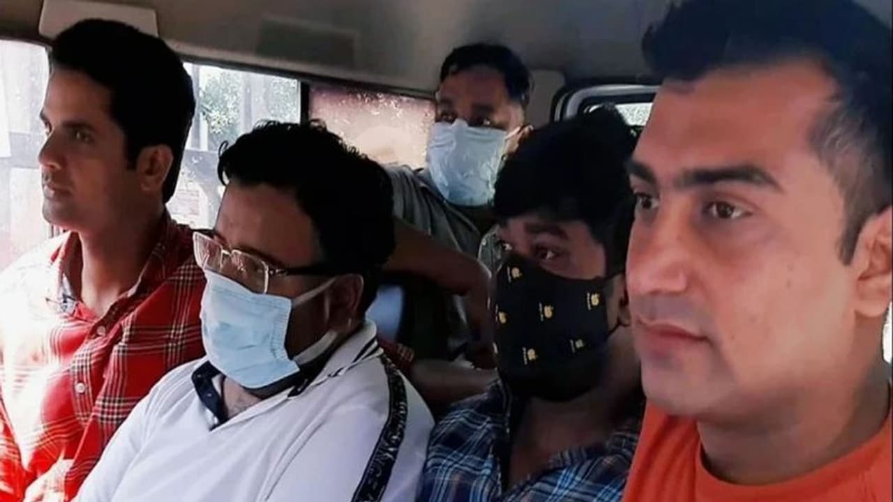 Lakhimpur Kheri: মন্ত্রীর ছেলেকে সঙ্গে নিয়ে হিংসার ঘটনার পুনর্নির্মাণ, দুই অভিযুক্তকে ঘটনাস্থলেই জেরা Lakhimpur Kheri: মন্ত্রীর ছেলেকে সঙ্গে নিয়ে হিংসার ঘটনার পুনর্নির্মাণ, দুই অভিযুক্তকে ঘটনাস্থলেই জেরা