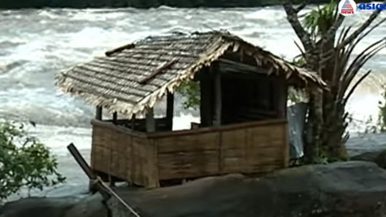 'ഇതൊക്കെ എന്ത്!', അതിരപ്പള്ളി വെള്ളച്ചാട്ടത്തിൽ കനത്ത വെള്ളപ്പാച്ചിലും വീഴാതെ ഒരു കുഞ്ഞൻ ഷെഡ് 'ഇതൊക്കെ എന്ത്!', അതിരപ്പള്ളി വെള്ളച്ചാട്ടത്തിൽ കനത്ത വെള്ളപ്പാച്ചിലും വീഴാതെ ഒരു കുഞ്ഞൻ ഷെഡ്