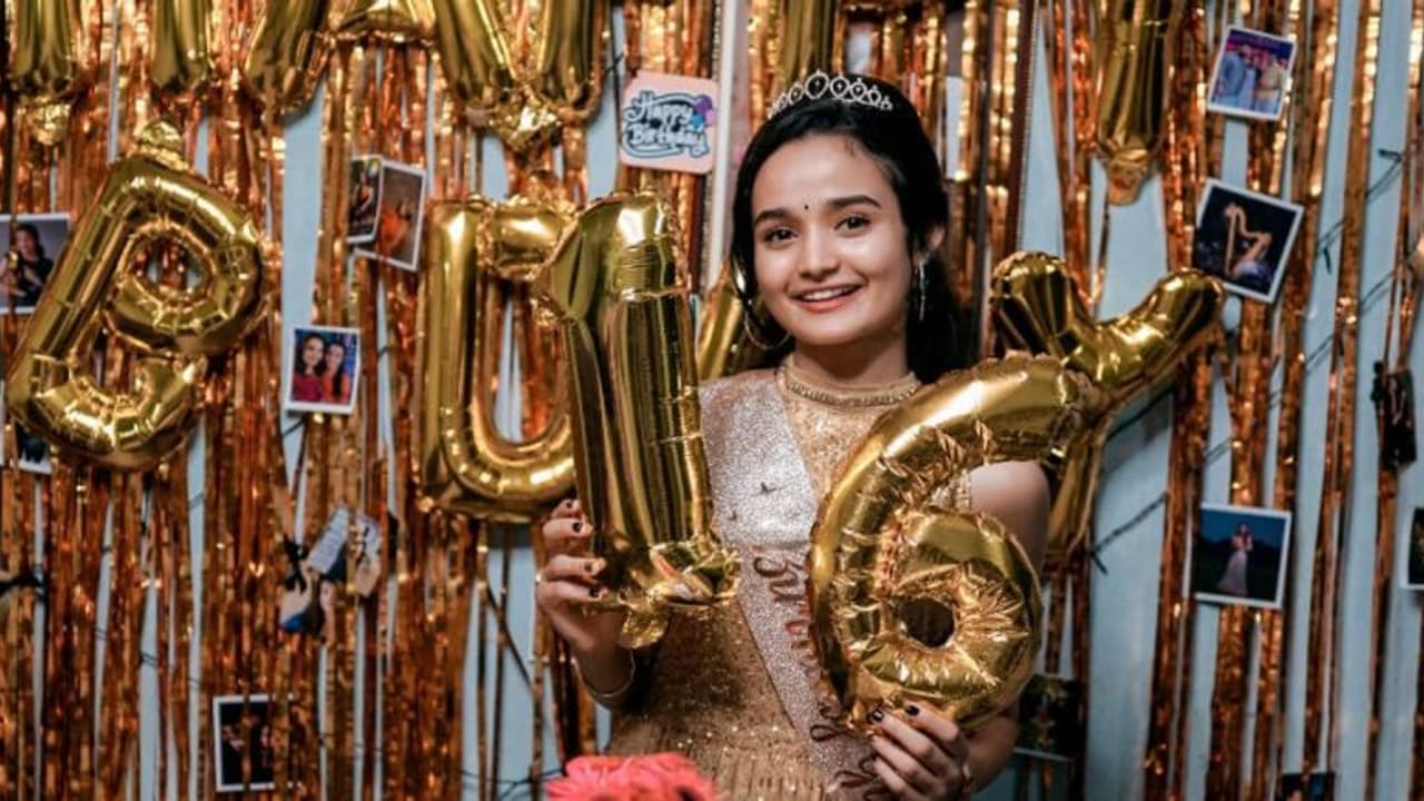 'മധുരപ്പതിനാറില്‍ മീനാക്ഷി'; പിറന്നാൾ ചിത്രങ്ങൾ പങ്കുവച്ച് താരം