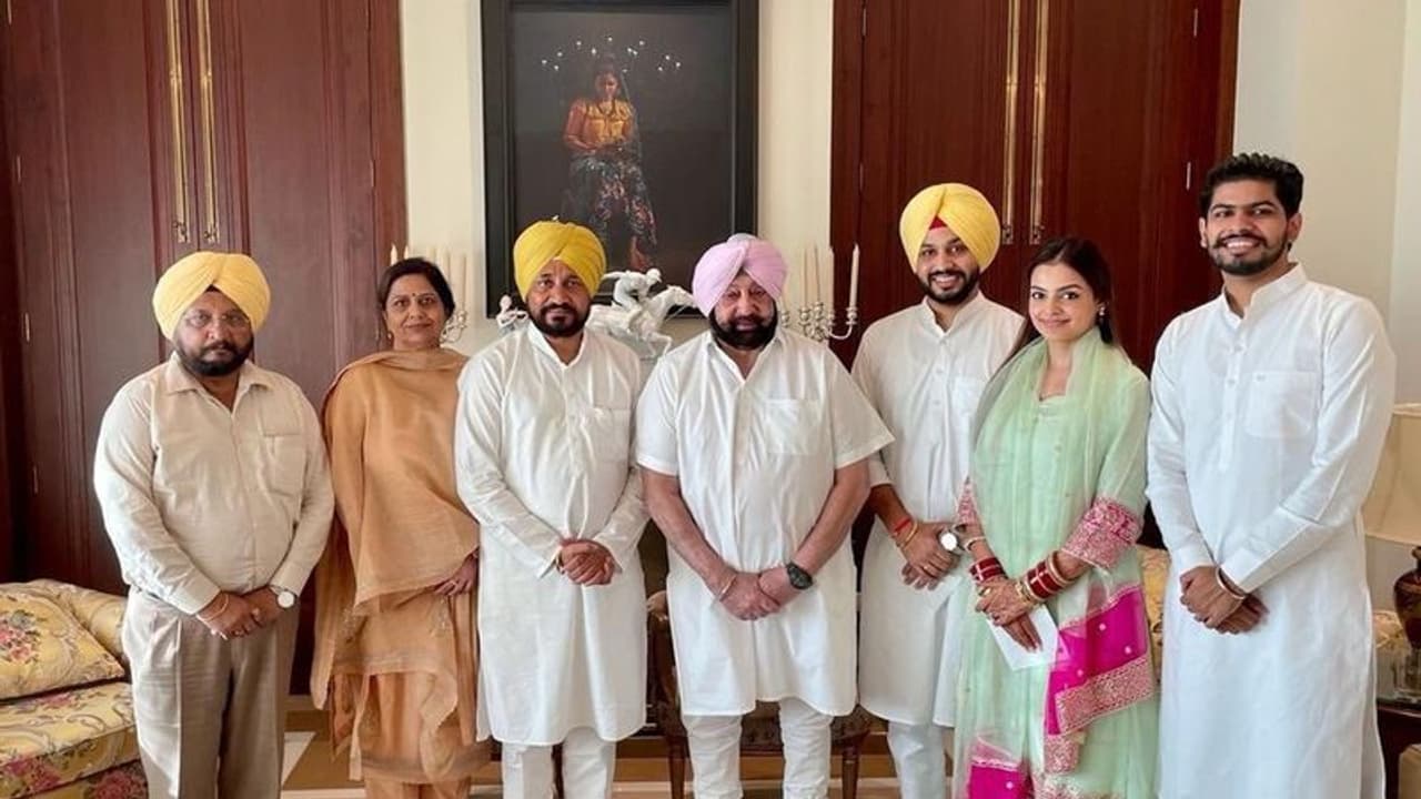 मुलाकात हुई, क्या बात हुई? कैप्टन अमरिंदर से मिले पंजाब के CM चरणजीत सिंह चन्नी, सियासी अटकलें तेज.. मुलाकात हुई, क्या बात हुई? कैप्टन अमरिंदर से मिले पंजाब के CM चरणजीत सिंह चन्नी, सियासी अटकलें तेज..