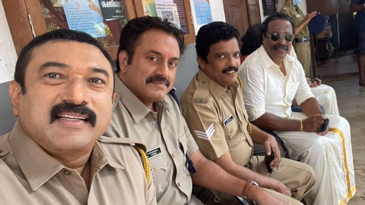 'ഗോള്ഡി'ലെ പൊലീസുകാരും അബു സലിമും; അല്ഫോന്സ് പുത്രന് സിനിമയുടെ ലൊക്കേഷന് സ്റ്റില് 'ഗോള്ഡി'ലെ പൊലീസുകാരും അബു സലിമും; അല്ഫോന്സ് പുത്രന് സിനിമയുടെ ലൊക്കേഷന് സ്റ്റില്