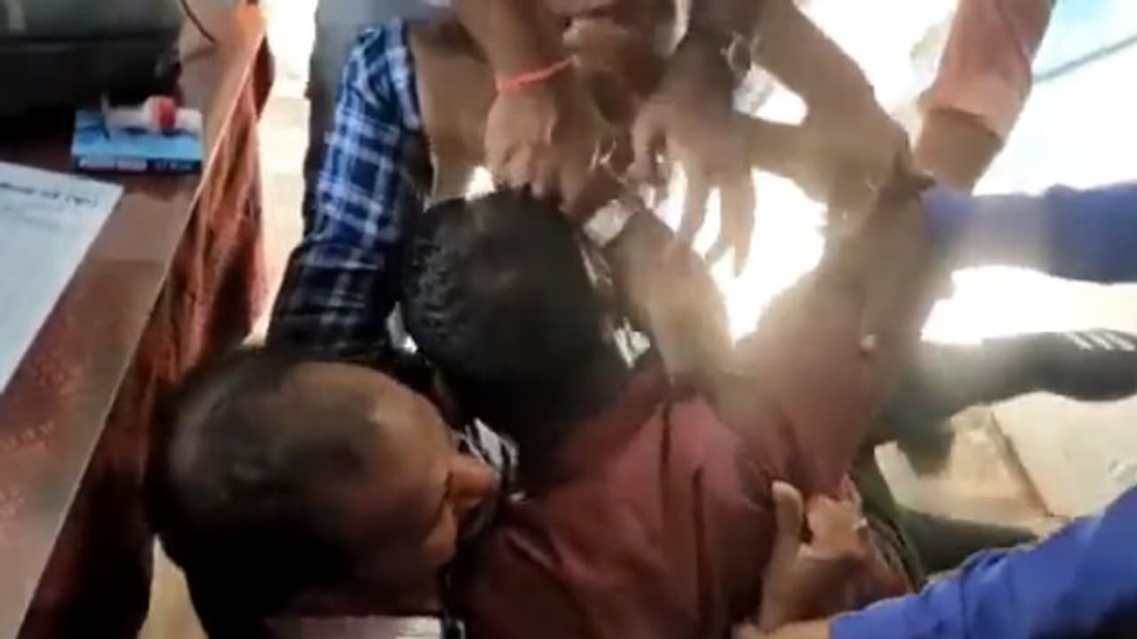 പ്രിന്സിപ്പല് സ്ഥാനത്തിന് വേണ്ടി അധ്യാപകനും അധ്യാപികയുടെ ഭര്ത്താവും തമ്മില് 'പൊരിഞ്ഞ അടി' പ്രിന്സിപ്പല് സ്ഥാനത്തിന് വേണ്ടി അധ്യാപകനും അധ്യാപികയുടെ ഭര്ത്താവും തമ്മില് 'പൊരിഞ്ഞ അടി'