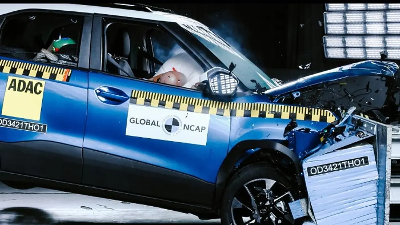 Safety Car 120ರ ವೇಗದಲ್ಲಿ ಡಿವೈಡರ್‌ಗೆ ಡಿಕ್ಕಿ ಹೊಡೆದು 4 ಪಲ್ಟಿಯಾದ ಟಾಟಾ ಪಂಚ್, ಐವರು ಪ್ರಯಾಣಿಕರು ಸೇಫ್!