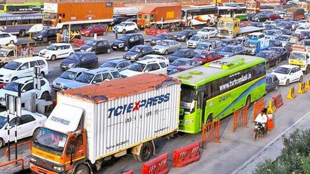 ముగిసిన దసరా సెలవులు.. దారులన్నీ హైదరాబాద్ వైపే, విజయవాడ హైవేపై భారీ రద్దీ ముగిసిన దసరా సెలవులు.. దారులన్నీ హైదరాబాద్ వైపే, విజయవాడ హైవేపై భారీ రద్దీ