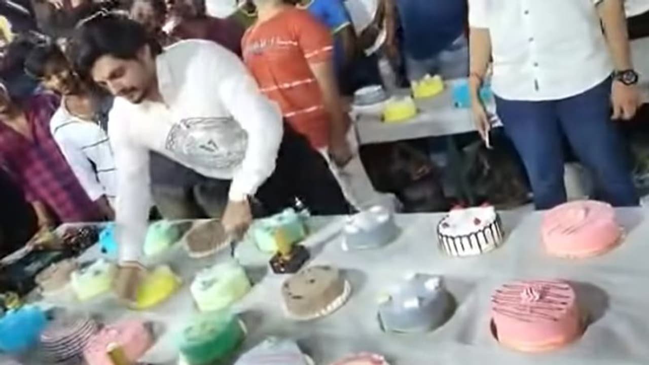 പിറന്നാളാഘോഷിച്ചത് 550 കേക്കുകള് മുറിച്ച്; വൈറലായി വീഡിയോ പിറന്നാളാഘോഷിച്ചത് 550 കേക്കുകള് മുറിച്ച്; വൈറലായി വീഡിയോ