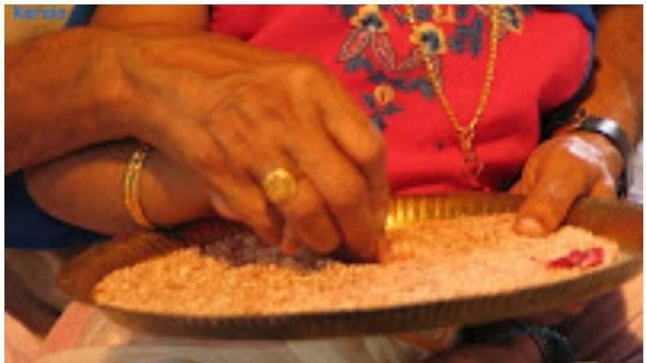 ഇന്ന് വിദ്യാരംഭം, അറിവിന്റെ ആദ്യക്ഷരം കുറിച്ച് കുരുന്നുകൾ