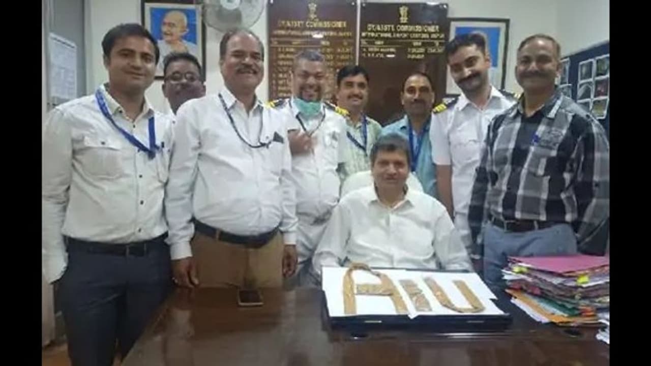 जयपुर: मजदूर के अंडरवियर में मिला बड़ा सीक्रेट, एयरपोर्ट पर देख चौंके अफसर, हलवा बनाकर रखे था डेढ़ किलो सोना जयपुर: मजदूर के अंडरवियर में मिला बड़ा सीक्रेट, एयरपोर्ट पर देख चौंके अफसर, हलवा बनाकर रखे था डेढ़ किलो सोना