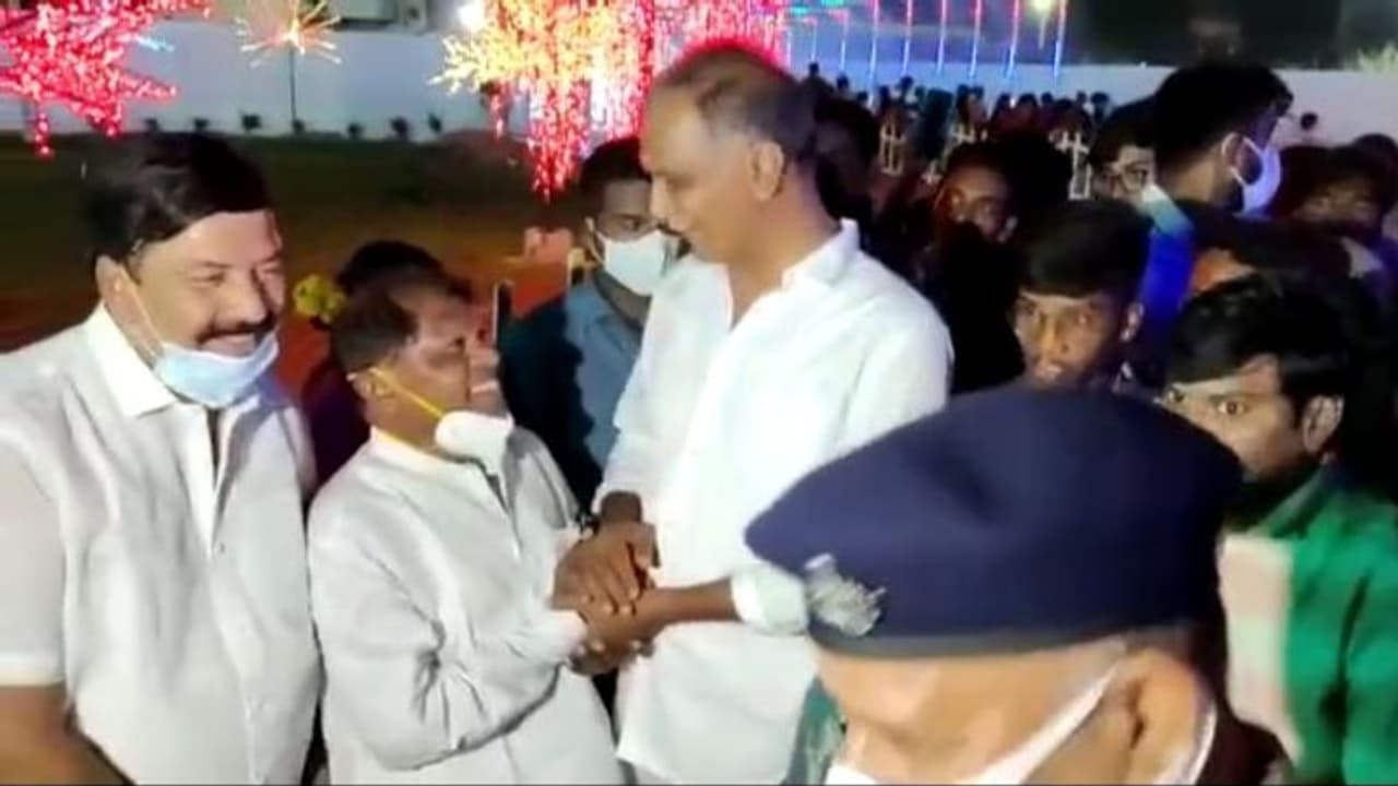 మంత్రి హరీష్ తో కాంగ్రెస్ మాజీ ఎంపీ మంతనాలు... టీఆర్ఎస్ లో చేరిక ఖాయమేనా? మంత్రి హరీష్ తో కాంగ్రెస్ మాజీ ఎంపీ మంతనాలు... టీఆర్ఎస్ లో చేరిక ఖాయమేనా?