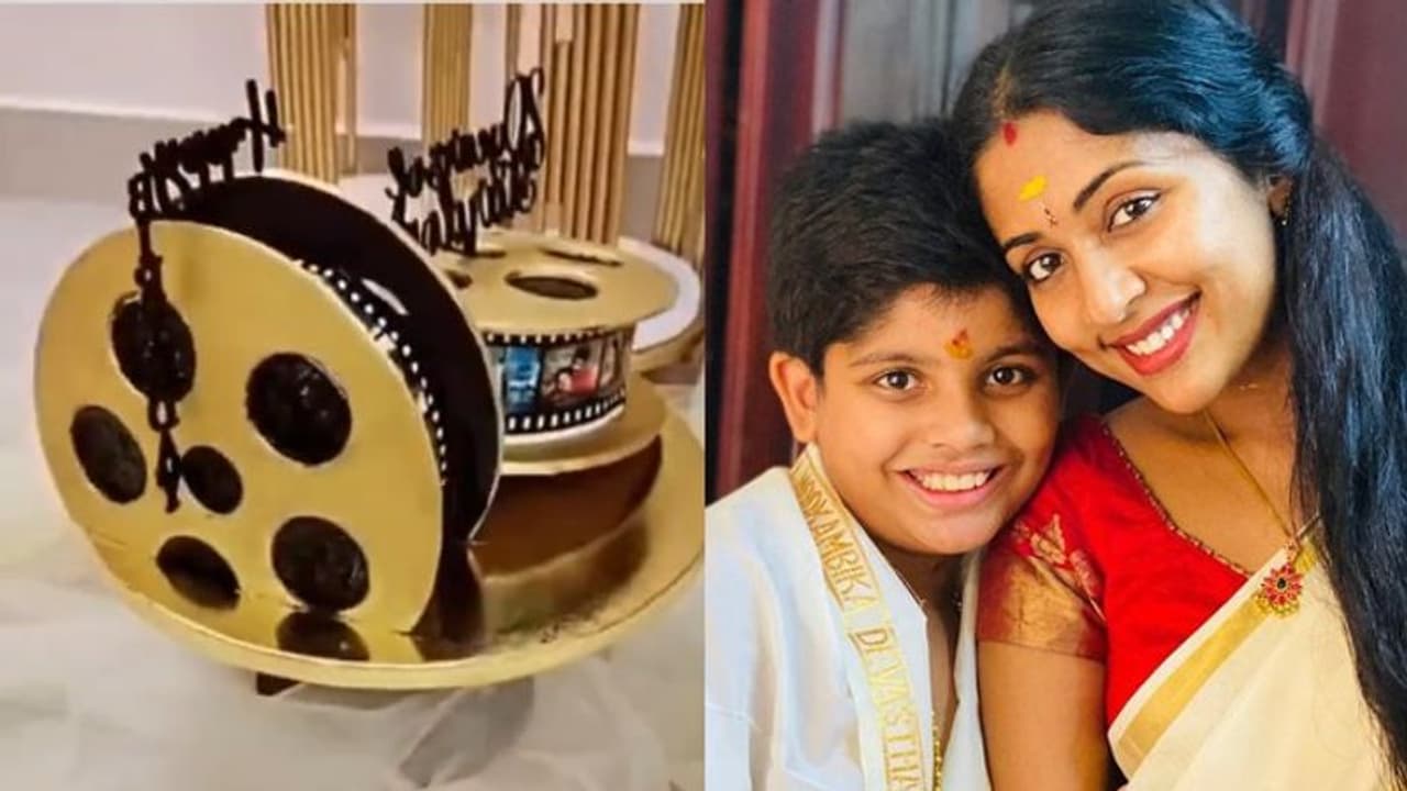 'അമ്മ ശരിക്കും ഇത്രയും സിനിമയിൽ അഭിനയിച്ചിട്ടുണ്ടോ?' നവ്യയുടെ പിറന്നാൾ കേക്ക് കണ്ട മകന്റെ ചോദ്യം 'അമ്മ ശരിക്കും ഇത്രയും സിനിമയിൽ അഭിനയിച്ചിട്ടുണ്ടോ?' നവ്യയുടെ പിറന്നാൾ കേക്ക് കണ്ട മകന്റെ ചോദ്യം
