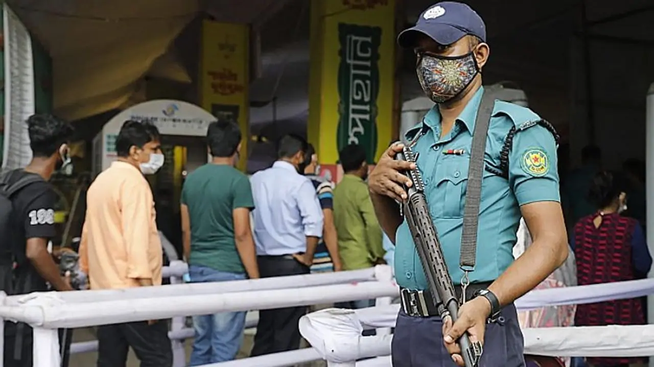 Bangladesh violence: 18 bombs found near temple; tension in 22 districts, over 100 arrested