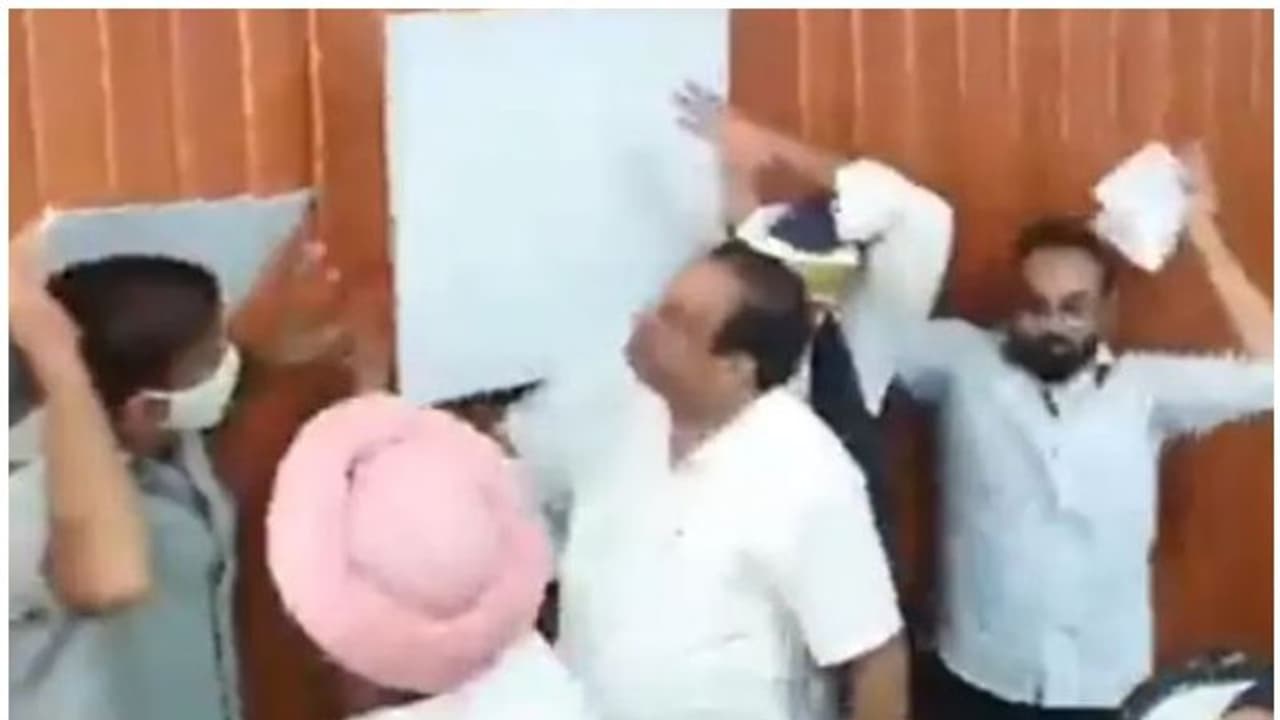 കേന്ദ്രമന്ത്രിയുടെ വാര്‍ത്താസമ്മേളനത്തിനിടെ സീലിങ് തകര്‍ന്നുവീണു