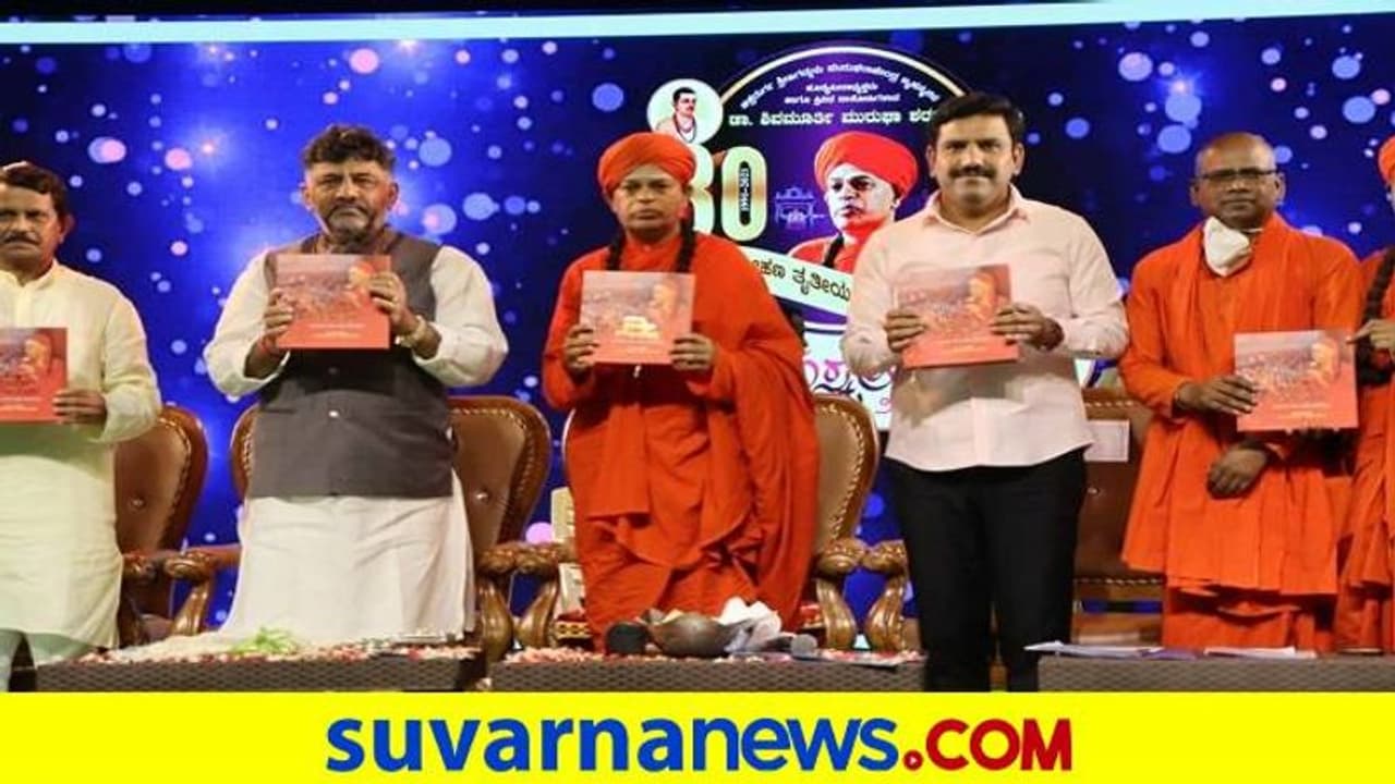 ಒಂದೇ ವೇದಿಕೆಯಲ್ಲಿ ಅಕ್ಕಪಕ್ಕ ಕುಳಿತು ವಿಜಯೇಂದ್ರ ಡಿಕೆಶಿ ಗುಪ್ತ ಮಾತುಕತೆ..!