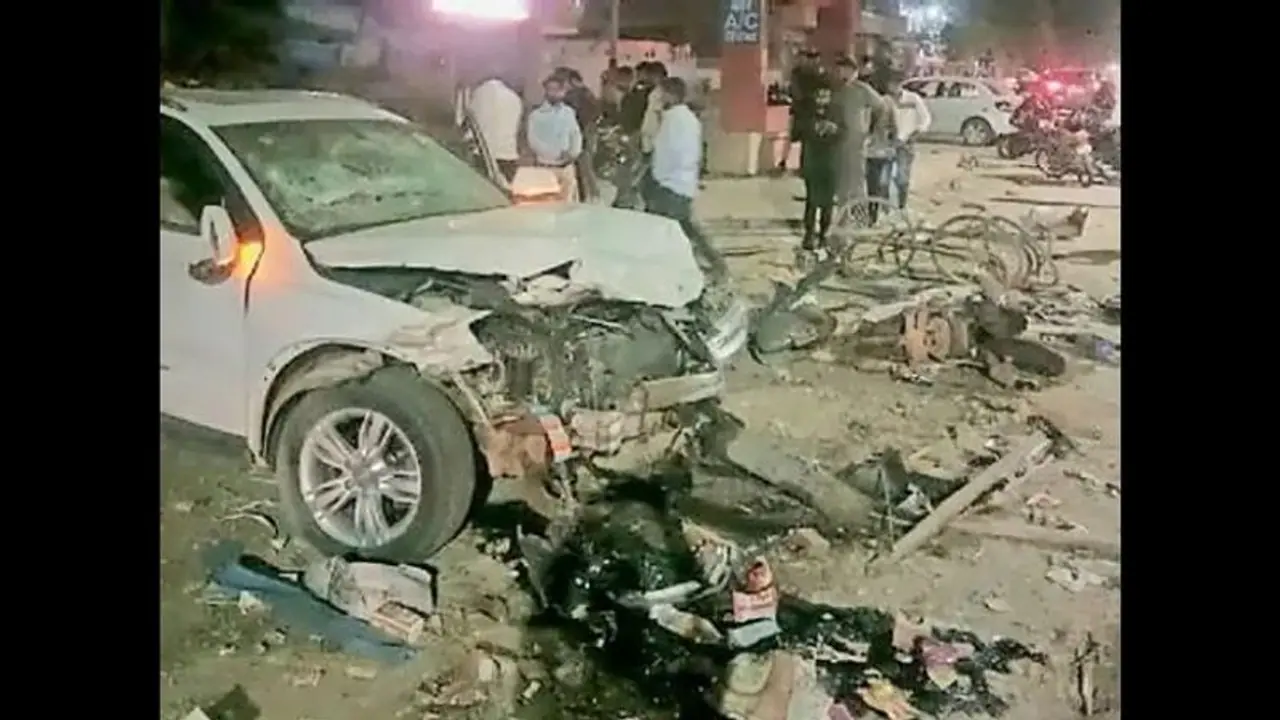 पुलिस अफसर के बेटे की सड़क पर गुंडई, ओवरस्पीड ऑडी ने जो सामने मिला, उसे ठोका घसीटा, एक की मौत, 4 की हालत गंभीर पुलिस अफसर के बेटे की सड़क पर गुंडई, ओवरस्पीड ऑडी ने जो सामने मिला, उसे ठोका घसीटा, एक की मौत, 4 की हालत गंभीर