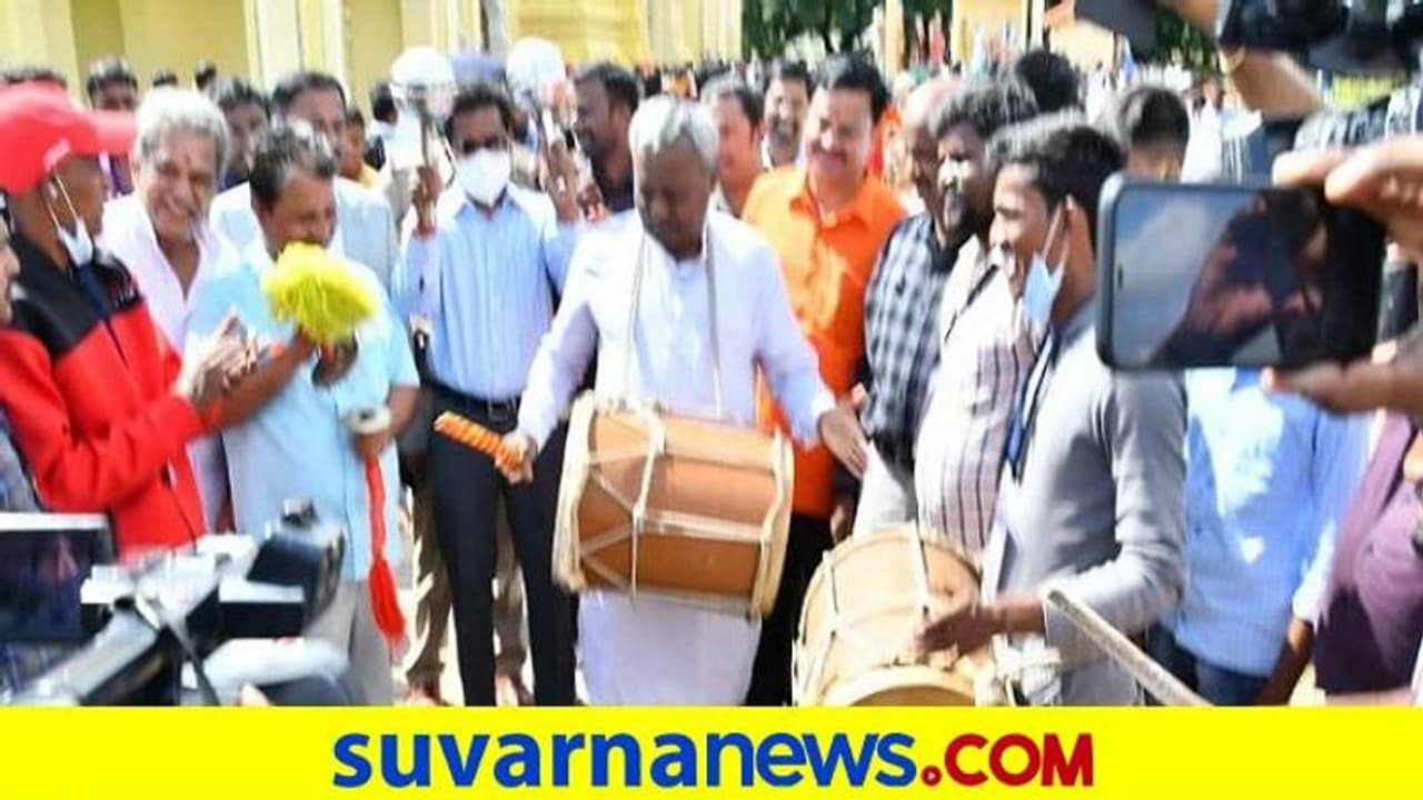 ವಿಶ್ವವಿಖ್ಯಾತ ಮೈಸೂರು ದಸರಾ: ಡೋಲು ಬಾರಿಸಿ, ವೀರಗಾಸೆ ಕುಣಿದ ಸಚಿವ ಸೋಮಶೇಖರ್ ವಿಶ್ವವಿಖ್ಯಾತ ಮೈಸೂರು ದಸರಾ: ಡೋಲು ಬಾರಿಸಿ, ವೀರಗಾಸೆ ಕುಣಿದ ಸಚಿವ ಸೋಮಶೇಖರ್