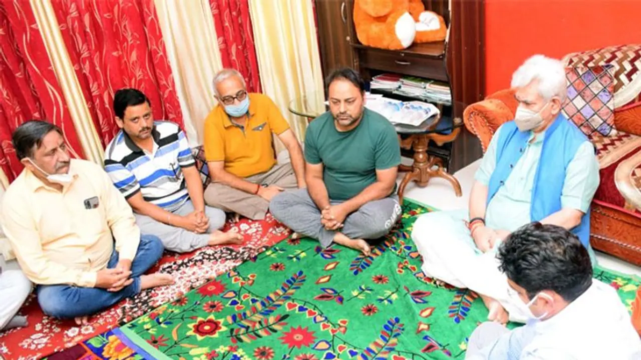 जम्मू कश्मीर: आतंकवादी ठिकानों पर जल्द किसी बड़े Action की तैयारी; उप राज्यपाल बोले 'बदला लिया जाएगा' जम्मू कश्मीर: आतंकवादी ठिकानों पर जल्द किसी बड़े Action की तैयारी; उप राज्यपाल बोले 'बदला लिया जाएगा'