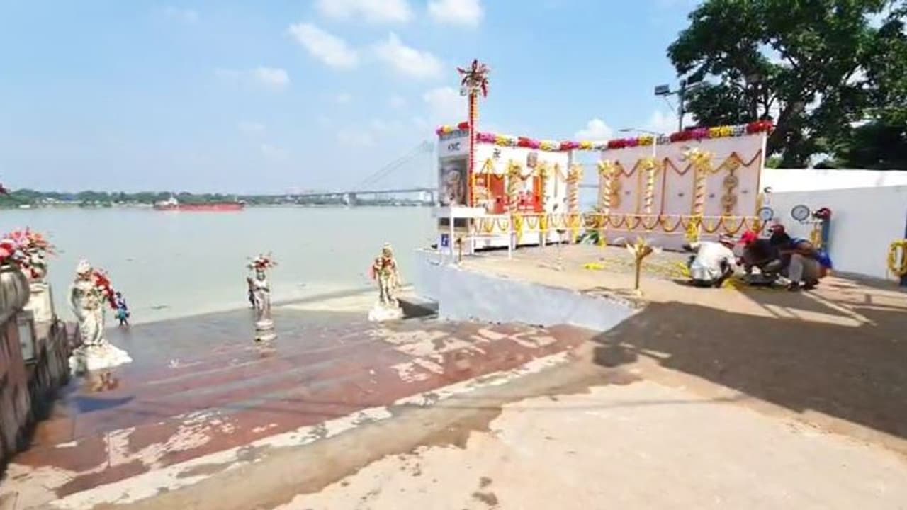 গঙ্গা দূষণ রুখতে নয়া উদ্যোগ, হোস পাইপের মাধ্যমে প্রতিমা নিরঞ্জনের ভাবনা কলকাতা পুরসভার গঙ্গা দূষণ রুখতে নয়া উদ্যোগ, হোস পাইপের মাধ্যমে প্রতিমা নিরঞ্জনের ভাবনা কলকাতা পুরসভার