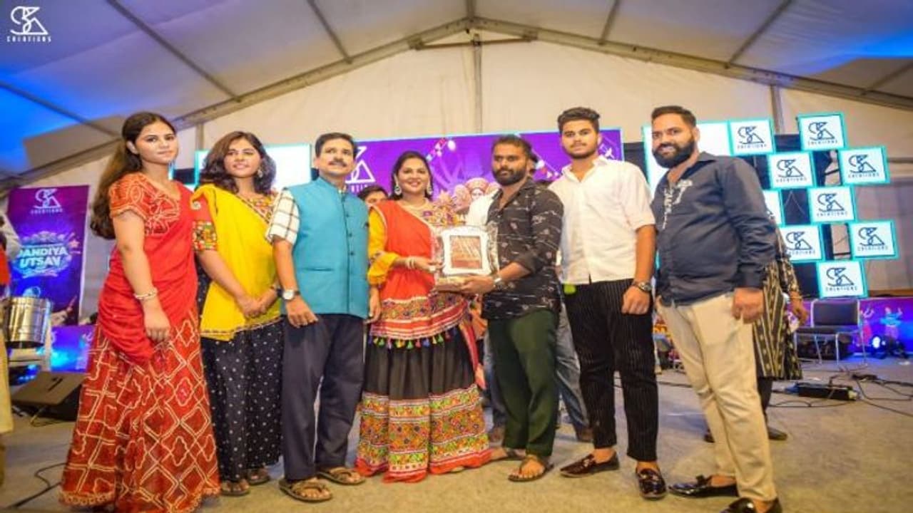 దాండియా డ్యాన్స్ తో అలరించిన ఎమ్మెల్యే డాక్టర్ ఉండవల్లి శ్రీదేవి (video) దాండియా డ్యాన్స్ తో అలరించిన ఎమ్మెల్యే డాక్టర్ ఉండవల్లి శ్రీదేవి (video)