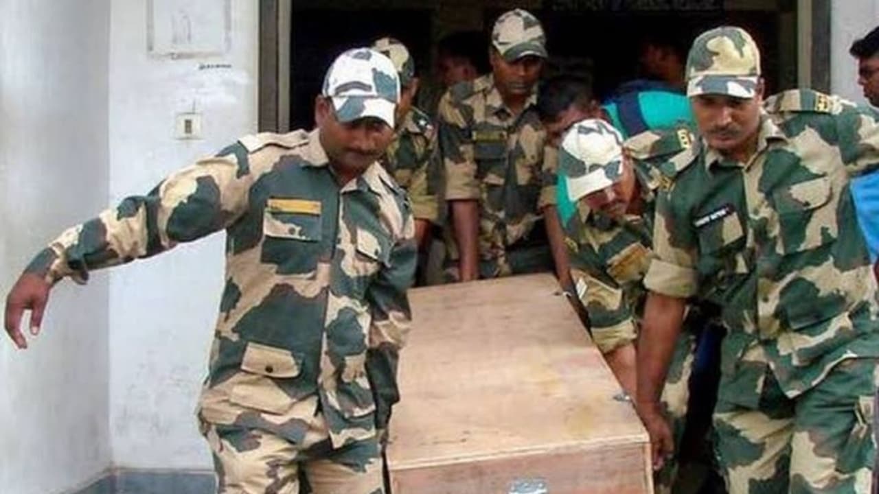 ফের পাচারকারি সন্দেহে গুলি বর্ষণ, সীমান্তে বিএসএফের গুলিতে মৃত্যু কৃষকের ফের পাচারকারি সন্দেহে গুলি বর্ষণ, সীমান্তে বিএসএফের গুলিতে মৃত্যু কৃষকের