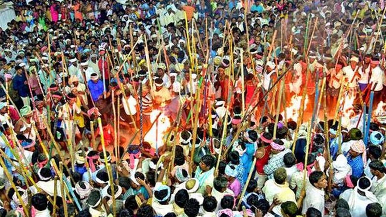 కర్నూలు జిల్లా దేవరగట్టులో అర్థరాత్రి కర్రల సమరం, వందమందికి గాయాలు (వీడియో) కర్నూలు జిల్లా దేవరగట్టులో అర్థరాత్రి కర్రల సమరం, వందమందికి గాయాలు (వీడియో)