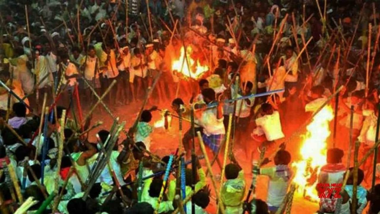 దేవరగట్టు కర్రల సమరం.. 50మందికి గాయాలు, వేడుకలకు వెళ్తుండగా బాలుడు మృతి దేవరగట్టు కర్రల సమరం.. 50మందికి గాయాలు, వేడుకలకు వెళ్తుండగా బాలుడు మృతి