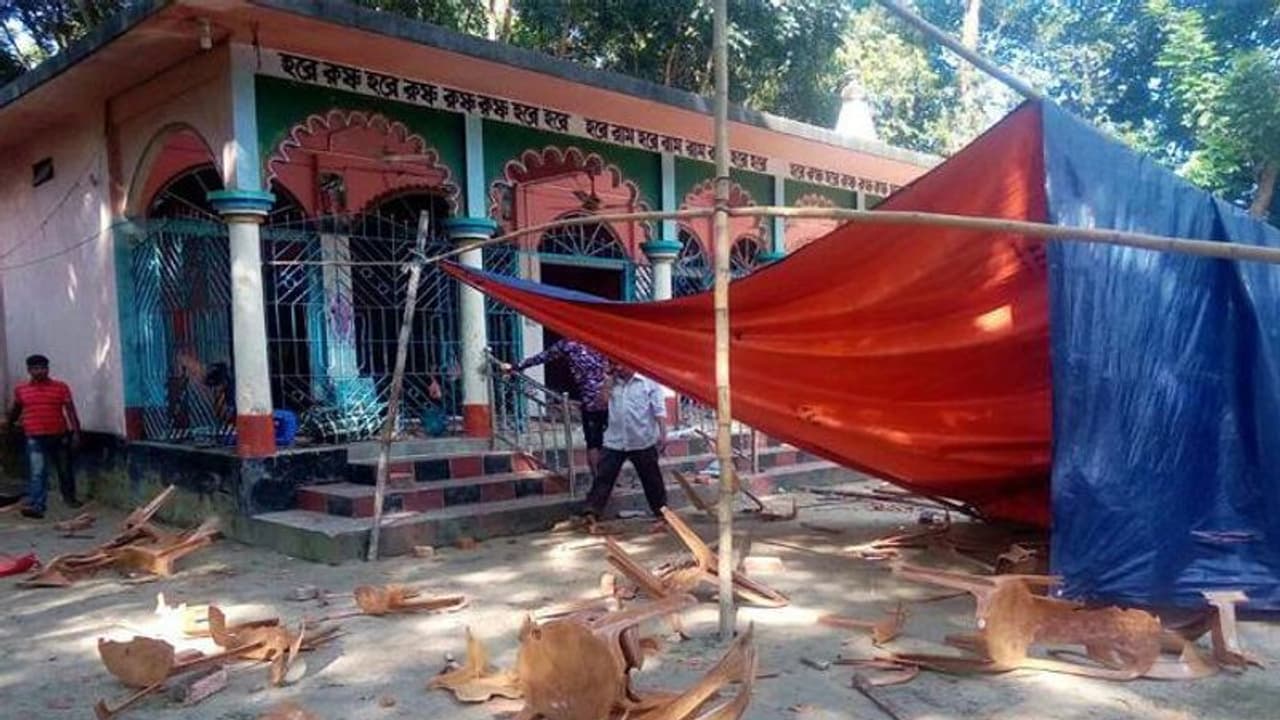 Bangladesh: নোয়াখালিতে ইসকনের মন্দিরে হামলা, একদিন পরে পুকুর থেকে উদ্ধার ভক্তের দেহ Bangladesh: নোয়াখালিতে ইসকনের মন্দিরে হামলা, একদিন পরে পুকুর থেকে উদ্ধার ভক্তের দেহ