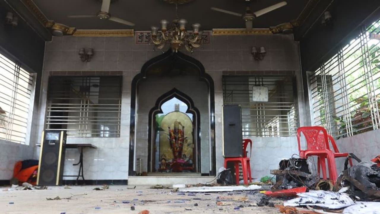 बांग्लादेश में हिंदू मंदिरों में हमला: आरोपियों पर कार्रवाई के लिए हुए विरोध प्रदर्शन बांग्लादेश में हिंदू मंदिरों में हमला: आरोपियों पर कार्रवाई के लिए हुए विरोध प्रदर्शन