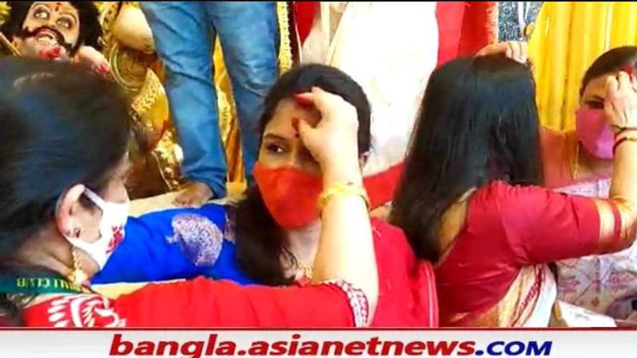 Durga Puja 2021: রাজ্য সরকারের নিষেধাজ্ঞা লঙ্ঘন করে সিঁদুর খেলা মুদিয়ালিতে Durga Puja 2021: রাজ্য সরকারের নিষেধাজ্ঞা লঙ্ঘন করে সিঁদুর খেলা মুদিয়ালিতে