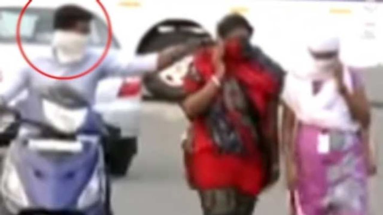 தனியாக செல்லும் பெண்களின் அழகான, எடுப்பான மார்பகங்களை தொடும் இளைஞர்.. 100 பேரிடம் சில்மிஷம் செய்தது அம்பலம்.!