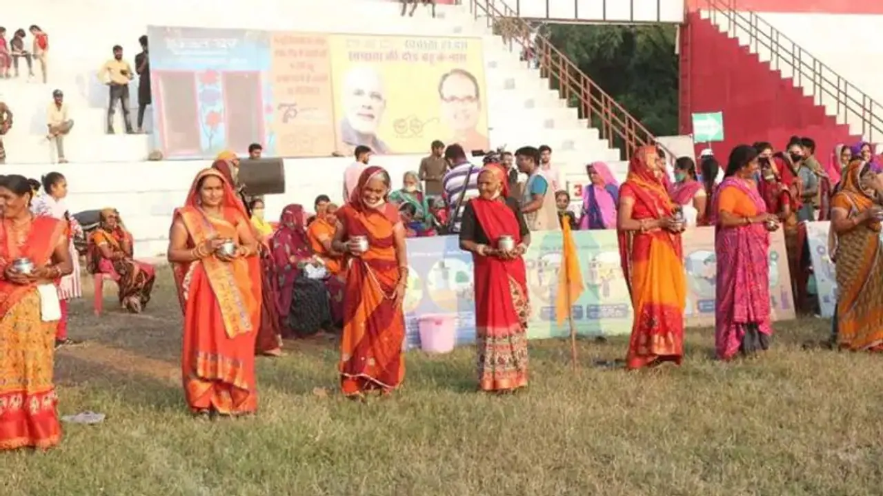 'घर की इज्जत' के लिए अनूठी रेस: बहुओं को सबक सिखाने लोटा लेकर दौड़ीं सास, देखिए सीख देने वाली तस्वीरें..