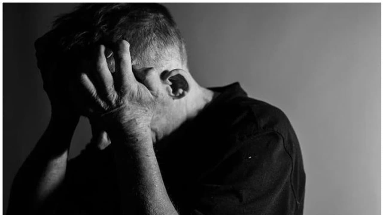 వివాహితపై యువకుడి అత్యాచార యత్నం.. మాటల్లో పెట్టి పురుషాంగాన్ని కోసి, పోలీసు స్టేషన్ కు తీసుకెళ్లిన బాధితురాలు వివాహితపై యువకుడి అత్యాచార యత్నం.. మాటల్లో పెట్టి పురుషాంగాన్ని కోసి, పోలీసు స్టేషన్ కు తీసుకెళ్లిన బాధితురాలు