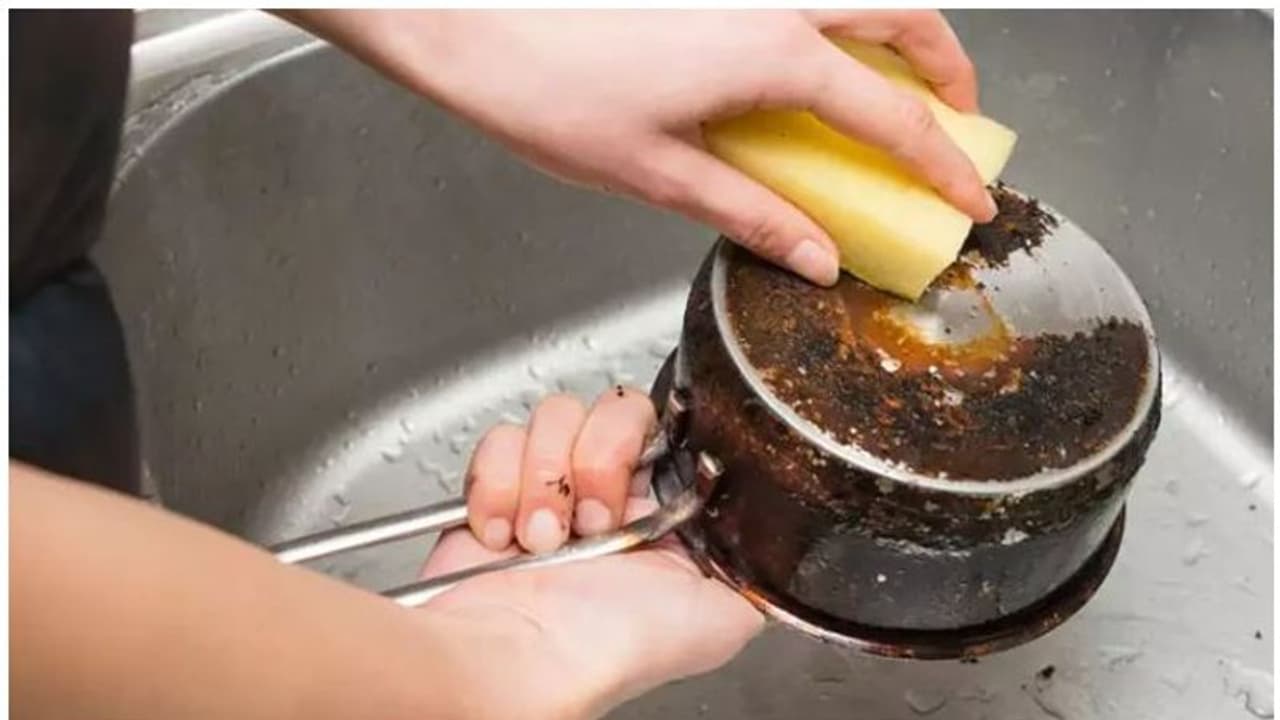 உணவு அடிபிடித்த பாத்திரங்களை நொடியில் பளபளக்க இப்படி செய்யுங்க...அசந்துடுவீங்க