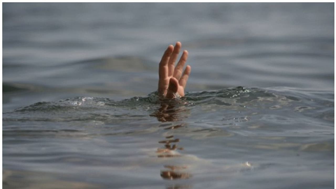 ഒന്നര വയസ്സുകാരി പുഴയിൽ വീണ് മരിച്ച സംഭവം; അച്ഛൻ തള്ളിയിട്ടതെന്ന് വെളിപ്പെടുത്തൽ ഒന്നര വയസ്സുകാരി പുഴയിൽ വീണ് മരിച്ച സംഭവം; അച്ഛൻ തള്ളിയിട്ടതെന്ന് വെളിപ്പെടുത്തൽ