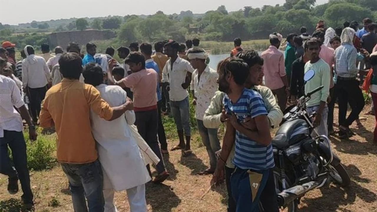 जयकारों के बीच मातम की चीखें: दुर्गा मां की विदाई में गए थे, देखते ही देखते एक ही परिवार के 5 लोगों की मौत जयकारों के बीच मातम की चीखें: दुर्गा मां की विदाई में गए थे, देखते ही देखते एक ही परिवार के 5 लोगों की मौत