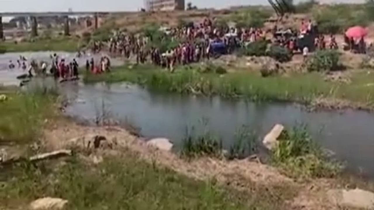 दशहरा पर दर्दनाक हादसा: दुर्गा विसर्जन करते वक्त नदी में डूबे एक ही परिवार के 5 लोग, इनमें दो सगे भाई दशहरा पर दर्दनाक हादसा: दुर्गा विसर्जन करते वक्त नदी में डूबे एक ही परिवार के 5 लोग, इनमें दो सगे भाई