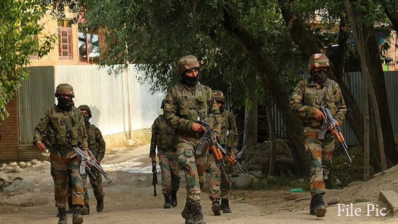 Terror Attack: জঙ্গি বিরোধী অভিযানে নিখোঁজ ২ সেনা জওয়ান, কাশ্মীরের বিস্তীর্ণ এলাকায় চিরুনি তল্লাশি Terror Attack: জঙ্গি বিরোধী অভিযানে নিখোঁজ ২ সেনা জওয়ান, কাশ্মীরের বিস্তীর্ণ এলাকায় চিরুনি তল্লাশি