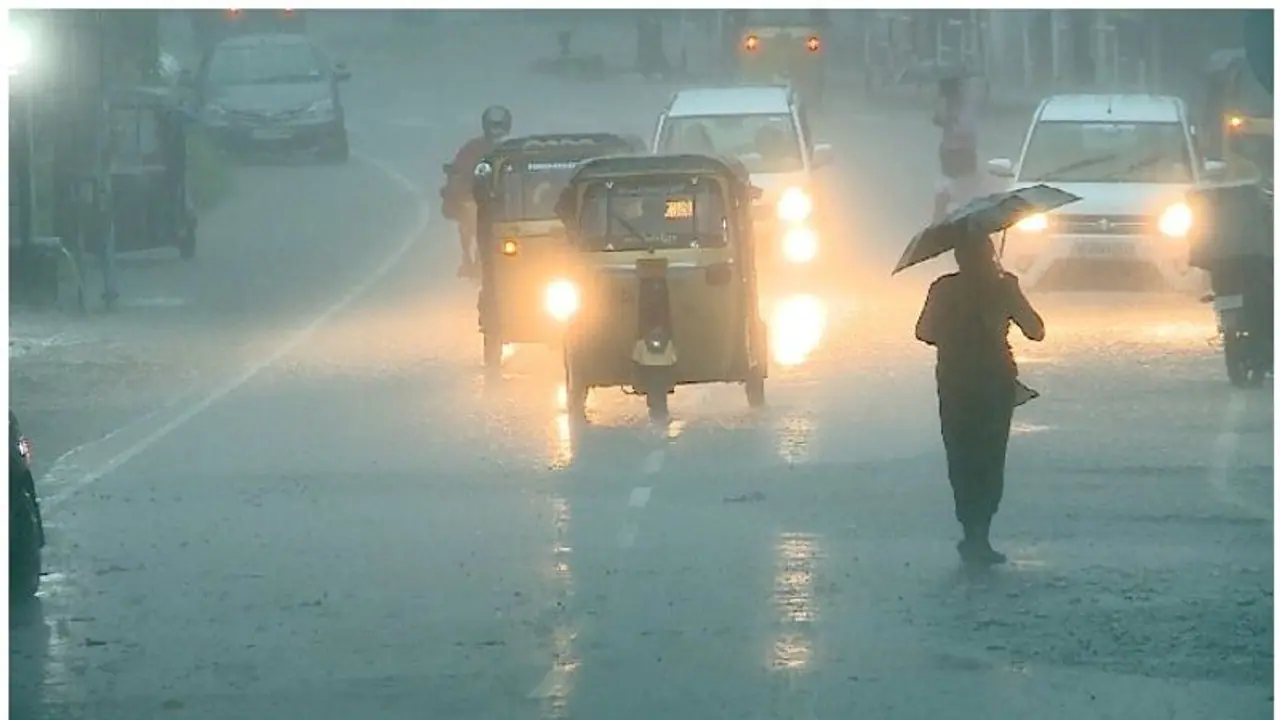 തൃശൂരിൽ കനത്ത മഴ, അതീവ ജാഗ്രത നിർദേശം, പുതുക്കാടും പുത്തൂരും മണ്ണിടിഞ്ഞു