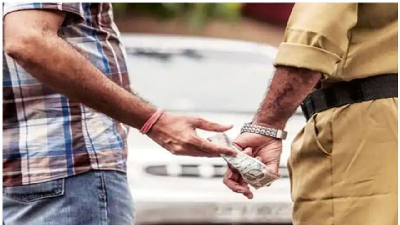 రాజేంద్రనగర్: రూ.5.50 లక్షలు లంచం డిమాండ్... ఏసీబీకి రెడ్ హ్యాండెడ్గా చిక్కిన సబ్ రిజిస్ట్రార్ రాజేంద్రనగర్: రూ.5.50 లక్షలు లంచం డిమాండ్... ఏసీబీకి రెడ్ హ్యాండెడ్గా చిక్కిన సబ్ రిజిస్ట్రార్