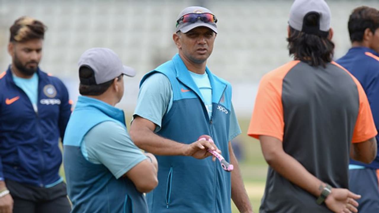 ഇന്ത്യന് ക്രിക്കറ്റ് ടീം മുഖ്യ പരിശീലകനാവാന് ദ്രാവിഡ് അപേക്ഷ നല്കി ഇന്ത്യന് ക്രിക്കറ്റ് ടീം മുഖ്യ പരിശീലകനാവാന് ദ്രാവിഡ് അപേക്ഷ നല്കി