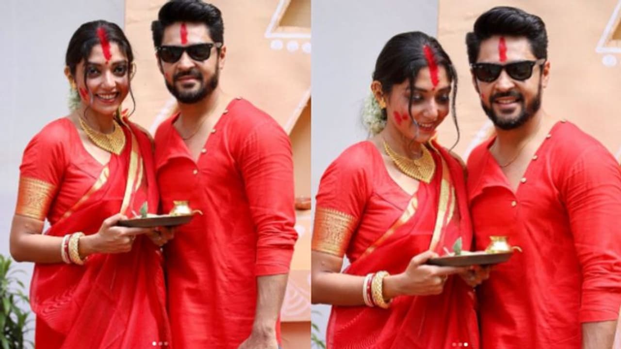 মা কে বিদায় জানিয়ে সিঁদুর খেলায় মাতলেন দেবলীনা, লাজে রাঙা হয়ে ছবিতে পোজ দিলেন গৌরবের সঙ্গে মা কে বিদায় জানিয়ে সিঁদুর খেলায় মাতলেন দেবলীনা, লাজে রাঙা হয়ে ছবিতে পোজ দিলেন গৌরবের সঙ্গে