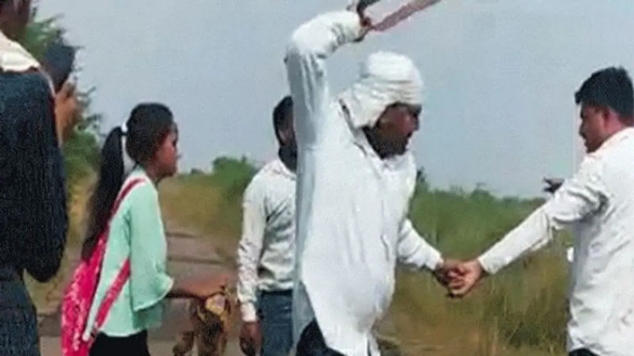 ప్రియుడితో ఏకాంతంగా కనిపించిన కూతురు.. ఒళ్లుమండిన తండ్రి చేసిన పని...