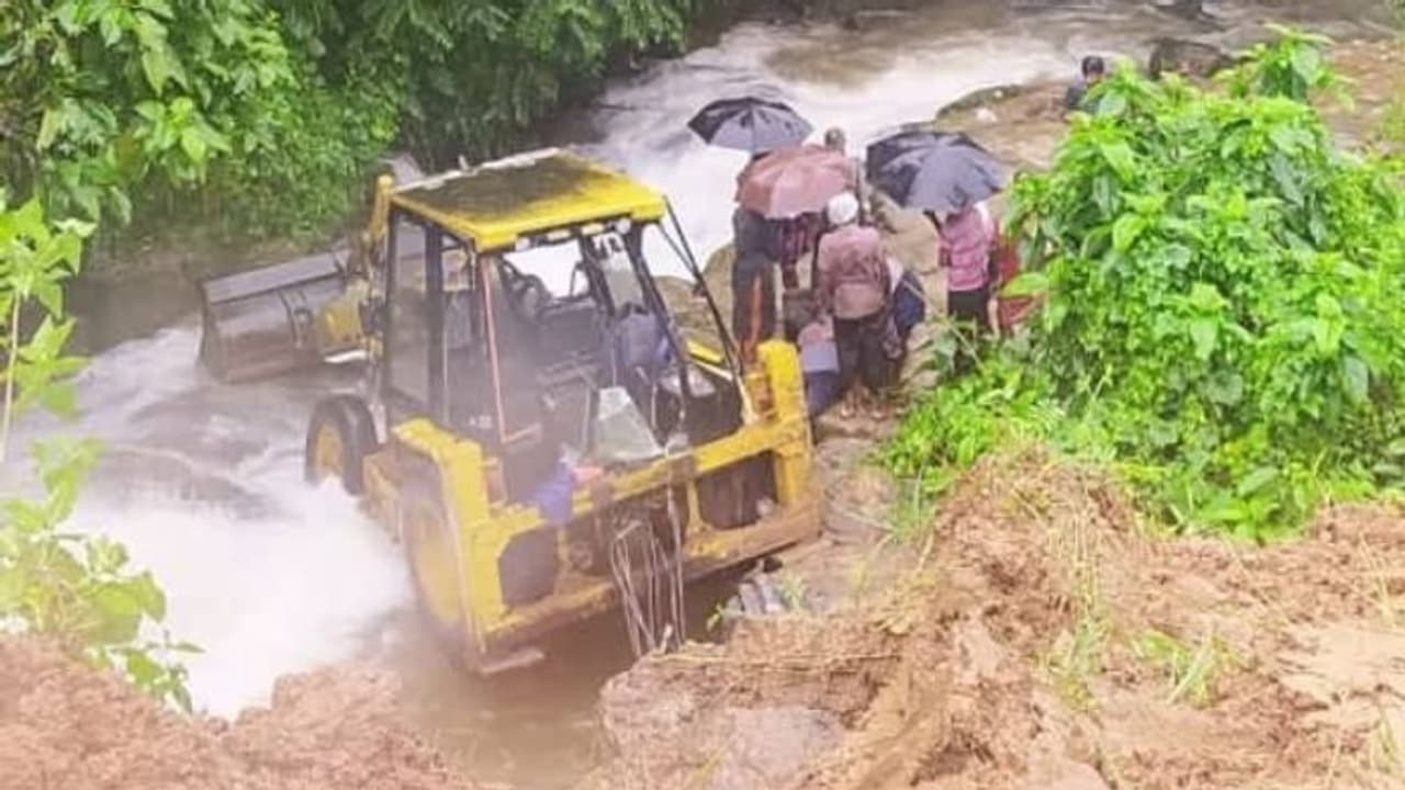 ഇടുക്കിയിൽ റോഡുപണിക്കിടെ മണ്ണുമാന്തിയന്ത്രം തോട്ടിലേക്ക് മറിഞ്ഞു, ഡ്രൈവർക്ക് പരിക്ക് ഇടുക്കിയിൽ റോഡുപണിക്കിടെ മണ്ണുമാന്തിയന്ത്രം തോട്ടിലേക്ക് മറിഞ്ഞു, ഡ്രൈവർക്ക് പരിക്ക്