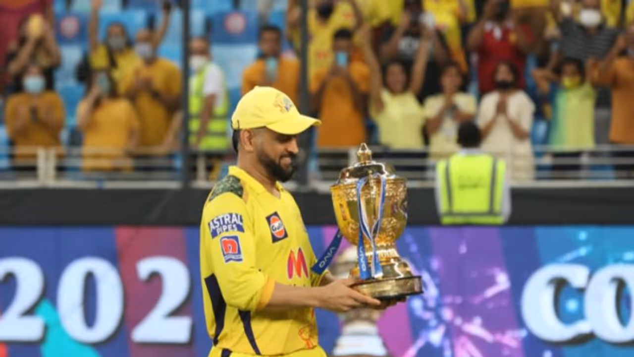 IPL 2021 শেন ওয়ার্নের ১৪ বছরের পুরোনো রেকর্ড ভাঙলেন 'বুড়ো' ধোনি, আরও একবার জবাব সমালোচকদের IPL 2021 শেন ওয়ার্নের ১৪ বছরের পুরোনো রেকর্ড ভাঙলেন 'বুড়ো' ধোনি, আরও একবার জবাব সমালোচকদের