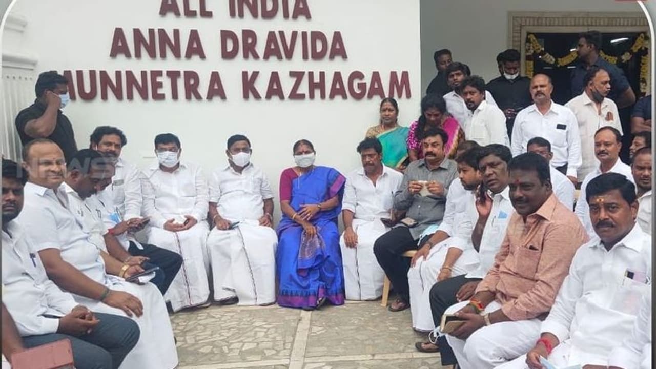 நீதிமன்றத்தில் சரண் அடைந்த அதிமுக மாஜி மந்திரி..! நிலத்தை மிரட்டி வாங்கிய வழக்கால் சிக்கல்