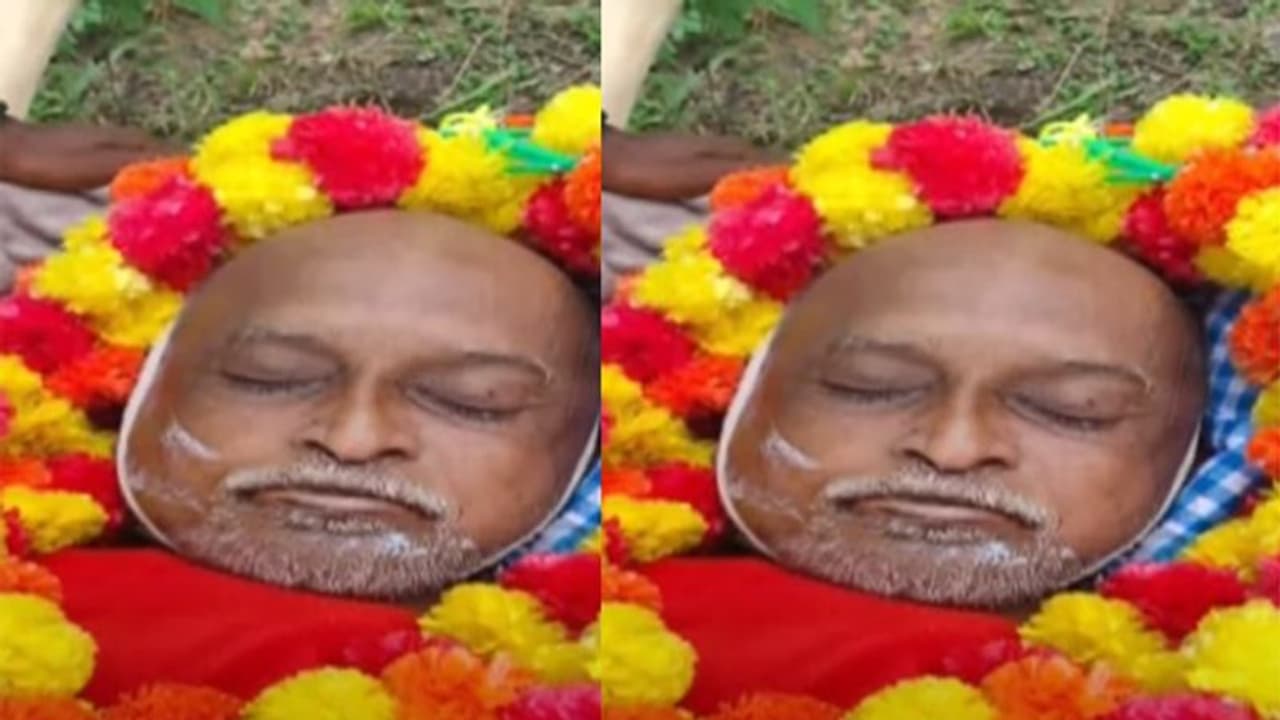 మృతదేహంపై ఎర్ర జెండా.. భారీగా హాజరైన జనం, మావోయిస్ట్ అగ్రనేత ఆర్కే అంత్యక్రియల ఫోటోలు వైరల్