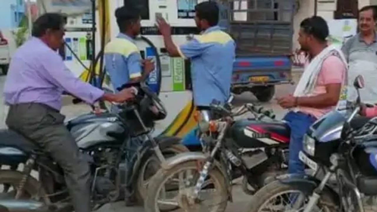 ಸತತ 5ನೇ ದಿನ ಪೆಟ್ರೋಲ್, ಡೀಸೆಲ್ ದರ ಏರಿಕೆ, ಇಂದಿನ ಬೆಲೆ ಏಷ್ಟು? ಸತತ 5ನೇ ದಿನ ಪೆಟ್ರೋಲ್, ಡೀಸೆಲ್ ದರ ಏರಿಕೆ, ಇಂದಿನ ಬೆಲೆ ಏಷ್ಟು?