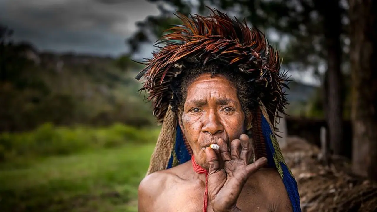 ಹೂತ ಹೆಣಗಳ ಬಗೆಯುತ್ತಿರುವ ಯುವಕರು; ಈ ದೇಶದಲ್ಲಿ ಸ್ಮಶಾನಕ್ಕೂ ಪೋಲೀಸರ ಕಣ್ಗಾವಲು ಹೂತ ಹೆಣಗಳ ಬಗೆಯುತ್ತಿರುವ ಯುವಕರು; ಈ ದೇಶದಲ್ಲಿ ಸ್ಮಶಾನಕ್ಕೂ ಪೋಲೀಸರ ಕಣ್ಗಾವಲು