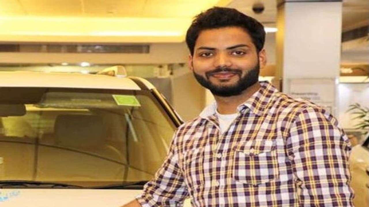 ప్రభుత్వ బ్యాంకు ఉద్యోగం మానేసి... ఐపీఎస్ సాధించాడు..! ప్రభుత్వ బ్యాంకు ఉద్యోగం మానేసి... ఐపీఎస్ సాధించాడు..!